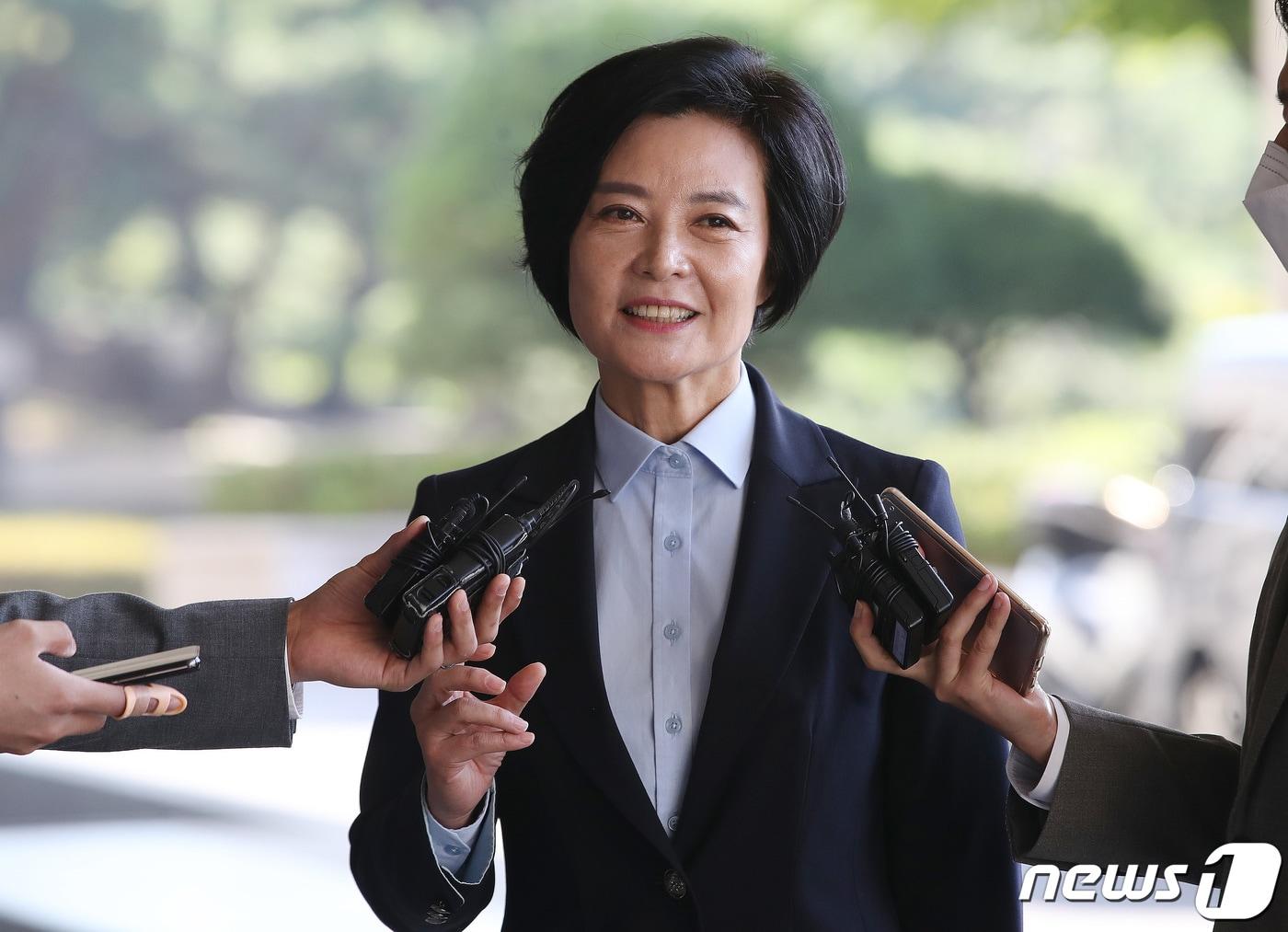 본문 이미지 - 이정근 전 더불어민주당 사무부총장이 23일 오전 서울 서초구 서울중앙지방검찰청에서 피의자 신분으로 소환 조사에 출석하며 입장을 밝히고 있다. 이 전 사무부총장은 청탁을 빌미로 억대 금품을 수수한 의혹 등을 받고 있다. 2022.9.23/뉴스1 ⓒ News1 임세영 기자