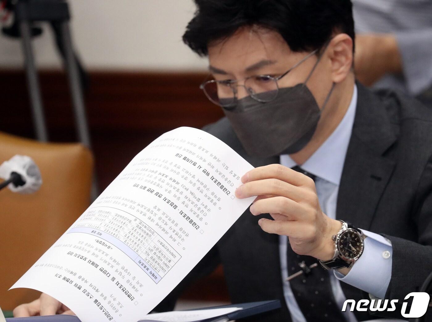 본문 이미지 - 한동훈 법무부 장관이 정부서울청사에서 열린 국정현안관계장관회의에서 자료를 살펴보고 있다. 2022.9.23/뉴스1 ⓒ News1 김명섭 기자