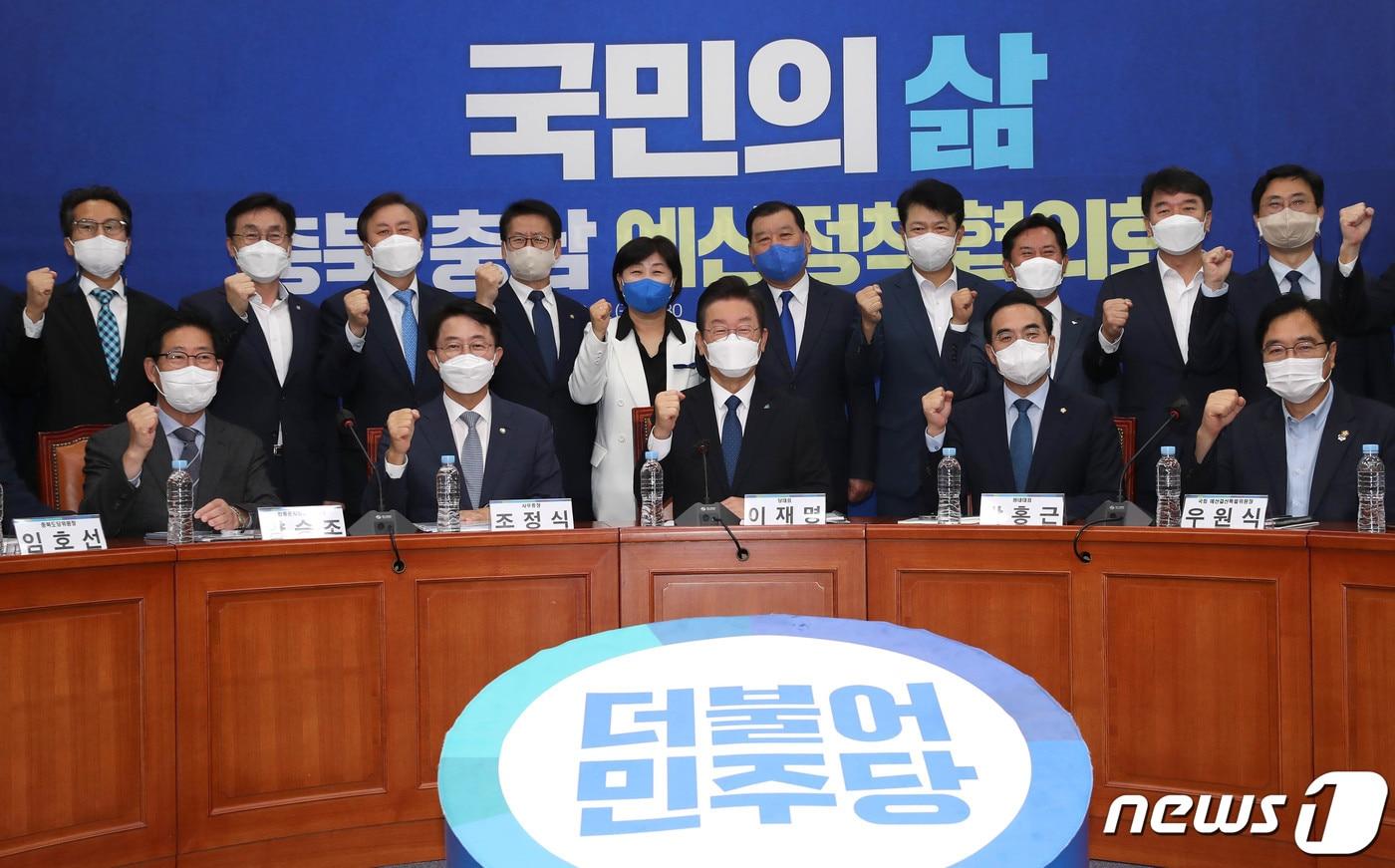 본문 이미지 - 이재명 더불어민주당 대표와 박홍근 원내대표 등 참석자들이 23일 오전 서울 여의도 국회에서 열린 충북·충남 예산정책협의회에서 기념 촬영을 하고 있다. (공동취재) 2022.9.23/뉴스1 ⓒ News1 이재명 기자