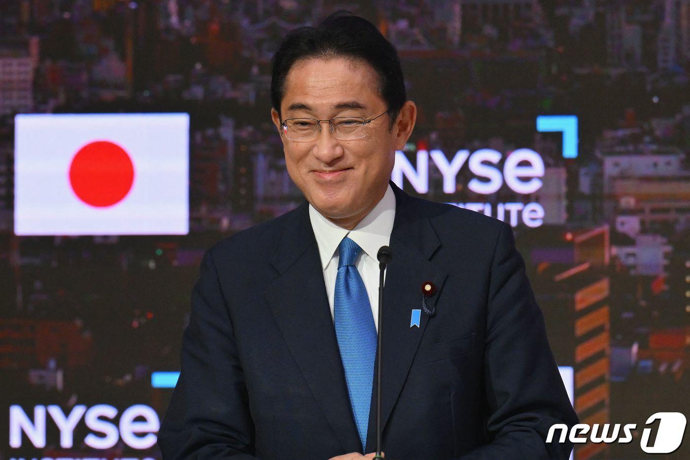 본문 이미지 - 기시다 후미오 일본 총리가 22일(현지시간) 제77차 유엔 총회에 참석한 뒤 뉴욕 증권거래소를 방문하고 있다. ⓒ AFP=뉴스1 ⓒ News1 우동명 기자