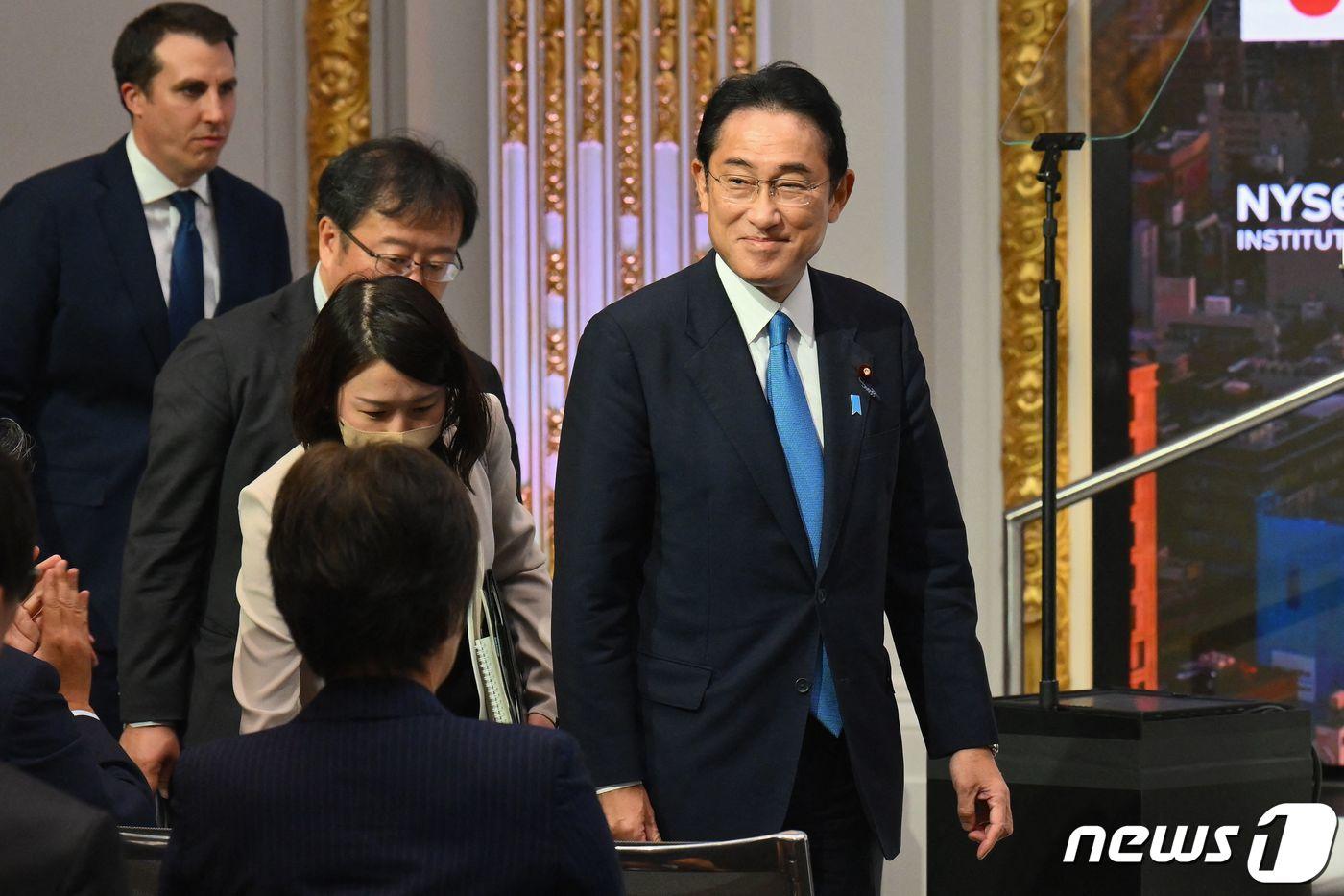 본문 이미지 - 기시다 후미오 일본 총리가 22일(현지시간) 제77차 유엔 총회에 참석한 뒤 뉴욕 증권거래소를 방문하고 있다. ⓒ AFP=뉴스1 ⓒ News1 우동명 기자