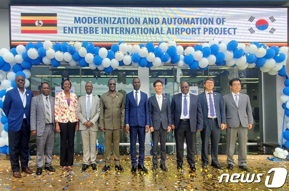 본문 이미지 - 한국공항공사 관계자들이 22일 우간다 엔테베 국제공항 개장 행사에서 공항관계자들과 기념사진을 촬영하고 있다.(한국공항공사 제공) / 뉴스1