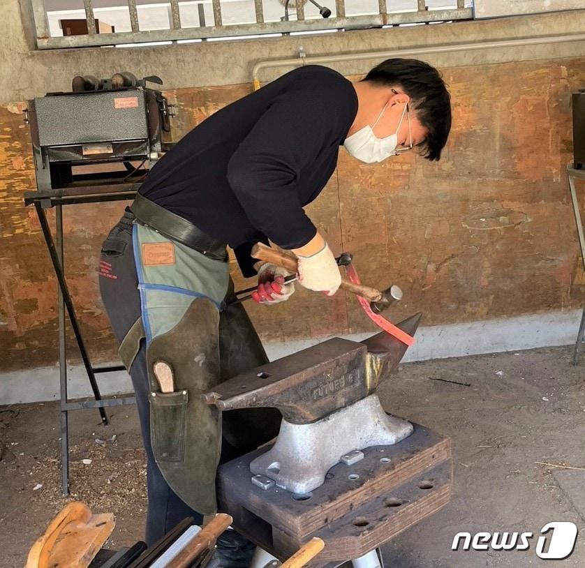 본문 이미지 - 최연소로 장제사 시험에 합격한 한국경마축산고 김도경 학생.(전북교육청 제공) 2022.09.23/뉴스1