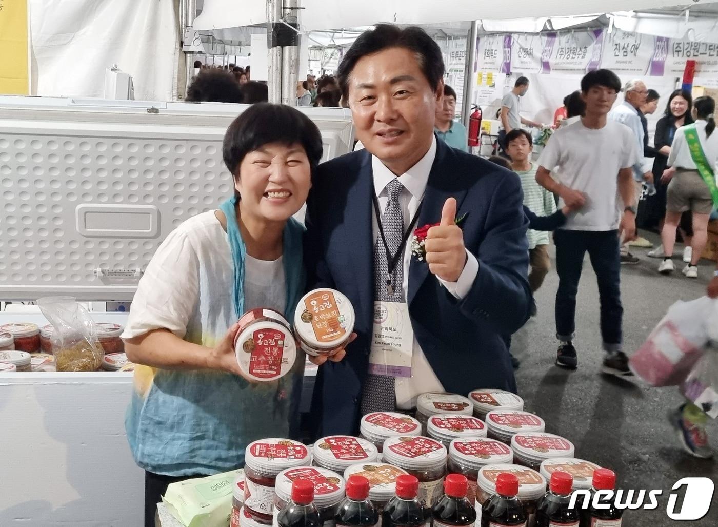 본문 이미지 - 취임 후 첫 미국 방문에 나선 김관영 전북지사가 미국 내 최대 한인 행사인 ‘LA 농수산엑스포’에 참석, 전북 참가업체 관계자와 기념 촬영을 하고 있다. (전북도 제공)2022.9.23/뉴스1