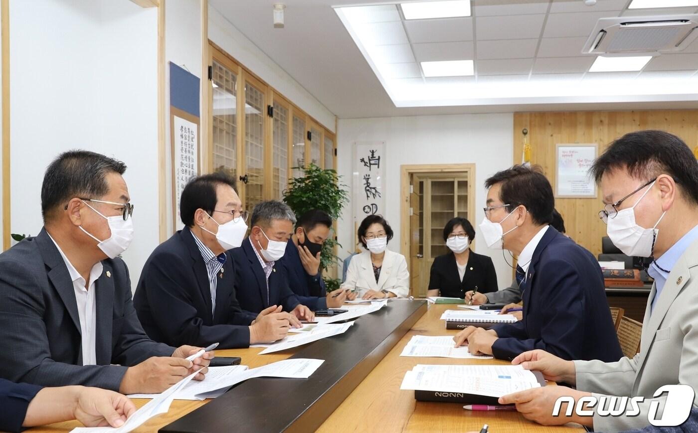 송인헌 괴산군수와 신송규 괴산군의장 등이 지난달 12일 윤건영 충북교육감을 만나 괴산고등학교 정원 확대를 건의하고 있다.(괴산군 제공)/뉴스1