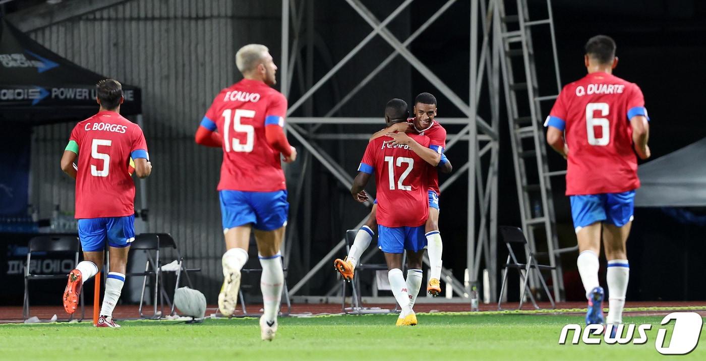 본문 이미지 - 코스타리카 베넷이 23일 오후 고양종합운동장에서 열린 대한민국과 코스타리카의 친선경기 후반전에서 역전골을 넣은 뒤 동료들과 기쁨을 나누고 있다. 2022.9.23/뉴스1 ⓒ News1 이동해 기자