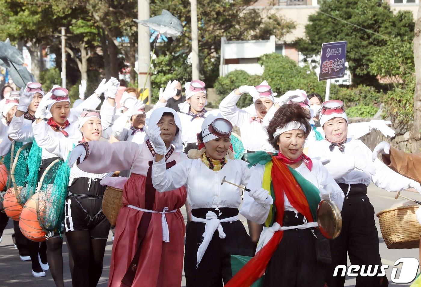 본문 이미지 - 24일 오전 제주시 구좌읍 해녀박물관 일대에서 열린 제15회 제주해녀축제에서 해녀들이 거리 퍼레이드를 하고 있다.이 축제는 25일까지 이어진다.2022.9.24/뉴스1 ⓒ News1 고동명 기자
