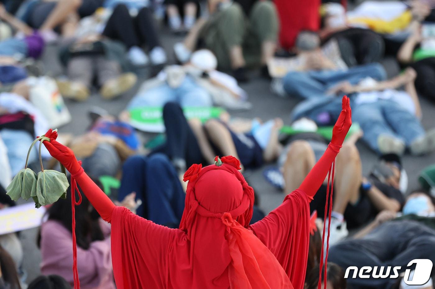기후정의행진 참가자들이 지난 2022년 서울시청 인근 세종대로에서 기후위기를 경고하며 드러눕는 다이-인&#40;Die-in&#41; 시위를 하고 있다. 2022.9.24/뉴스1 ⓒ News1 조태형 기자