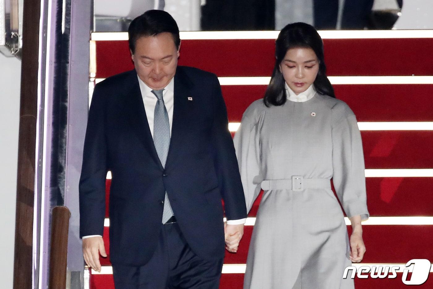 본문 이미지 - 영국·미국·캐나다 순방을 마친 윤석열 대통령과 김건희 여사가 24일 오후 경기 성남시 서울공항을 통해 귀국하고 있다. 2022.9.24/뉴스1 ⓒ News1 조태형 기자