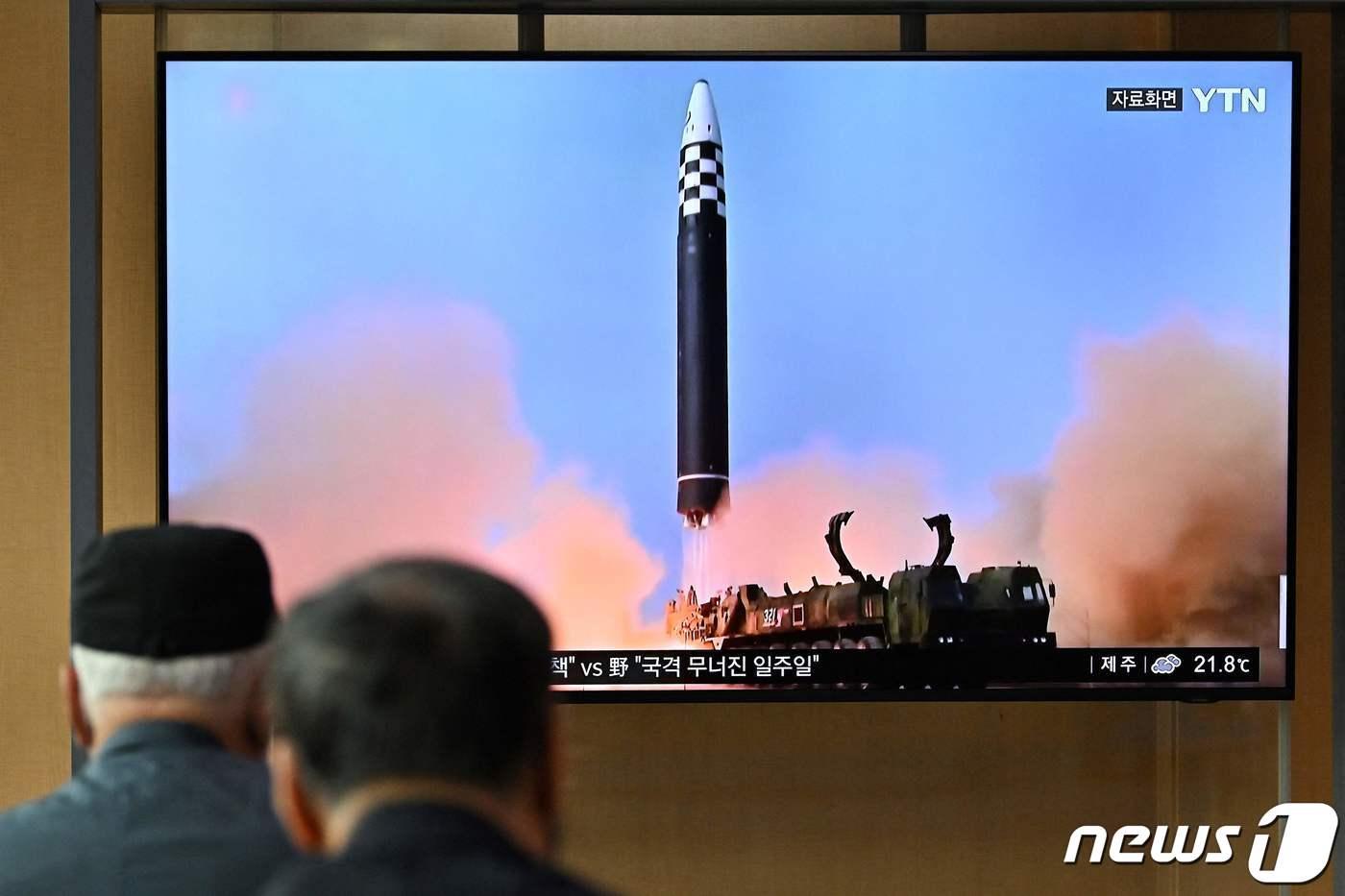 25일(현지시간) 오전 북한이 동해상에 단거리 탄도미사일(SRBM)로 추정되는 발사체 1발을 발사했다. 사진은 한국 서울역에 마련된 TV에서 해당 뉴스를 접하고 있는 시민들 모습 2022.09.25 ⓒ AFP=뉴스1 ⓒ News1 정윤미 기자