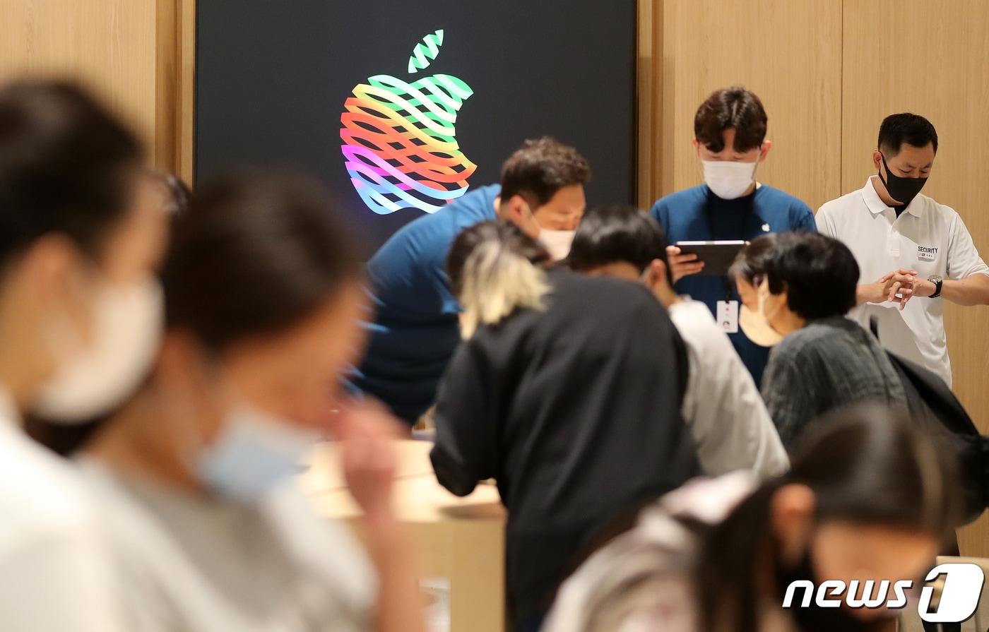지난 9월25일 서울 송파구 롯데월드타워 내 '애플 잠실'에서 시민들이 제품을 살펴보고 있다. 2022.9.25/뉴스1 ⓒ News1 김진환 기자
