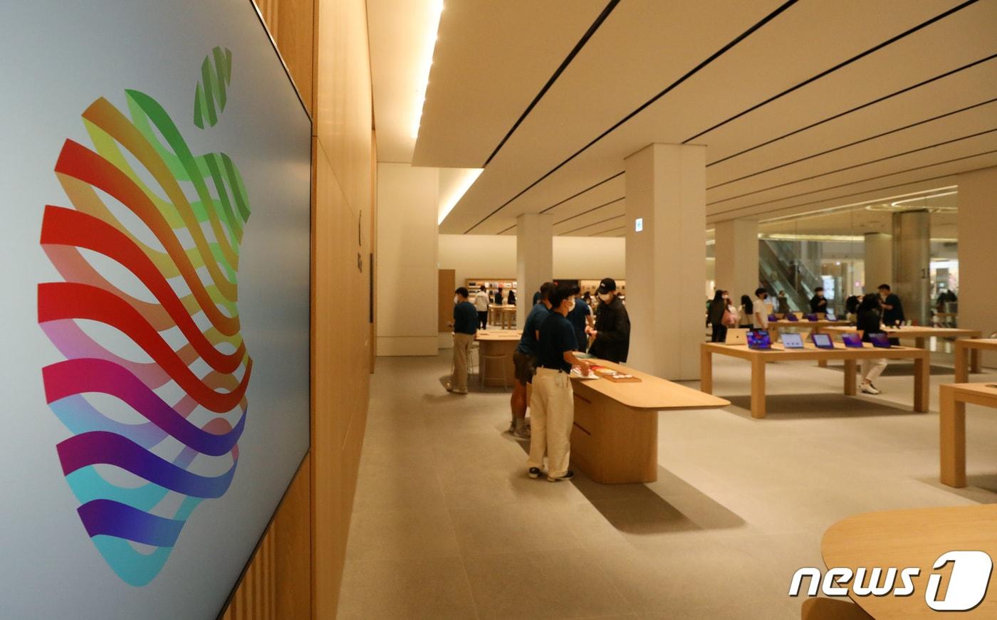 9월 25일 서울 송파구 롯데월드타워 내 ‘애플 잠실’에서 시민들이 다양한 에플 제품을 살펴보고 있다. '애플 잠실'은 '애플 가로수길', '애플 여의도', '애플 명동'에 이은 국내 4호 애플스토어다. 2022.9.25/뉴스1 ⓒ News1 김진환 기자