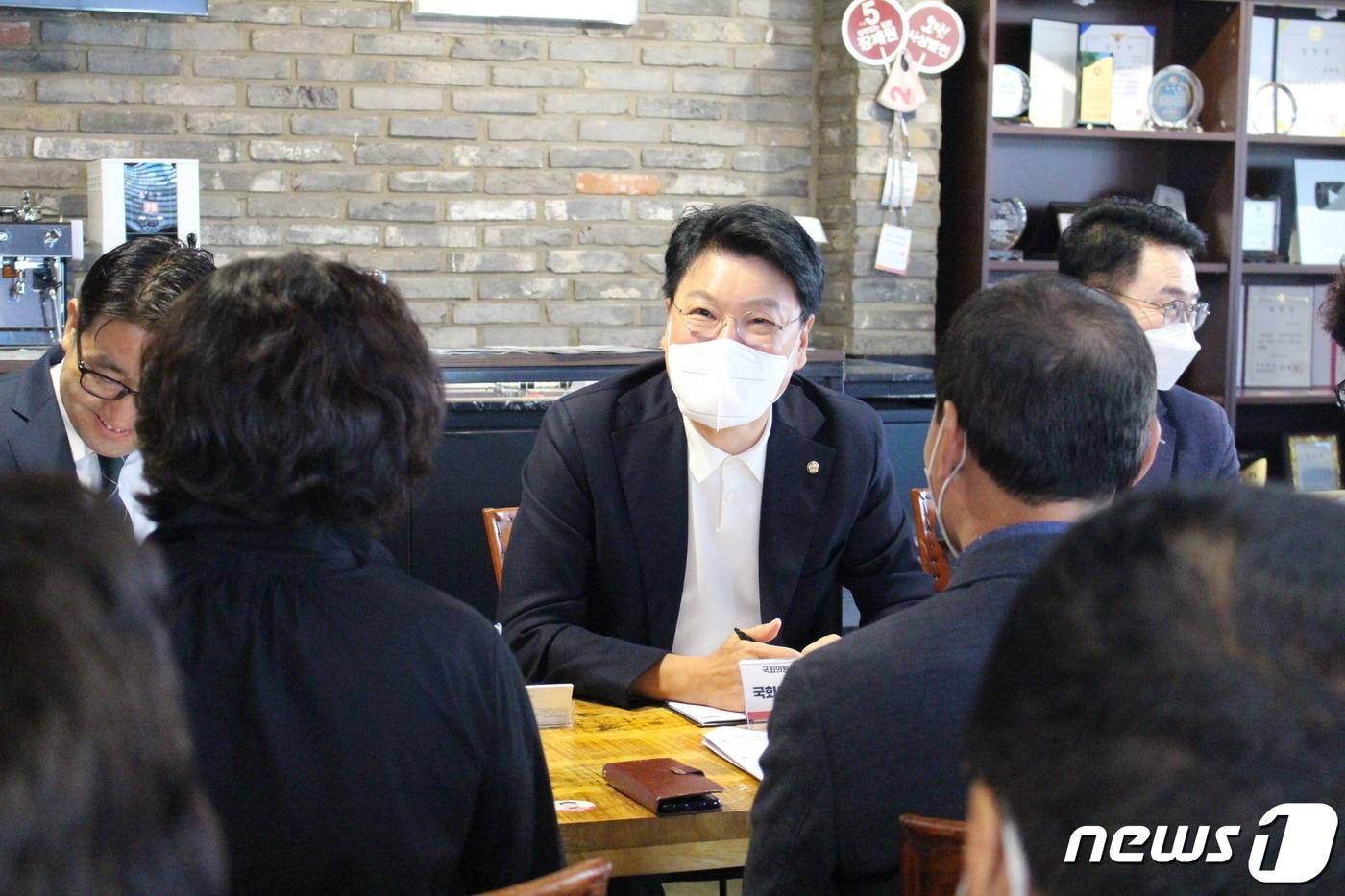 본문 이미지 -  장제원 국민의힘 의원이 지난 24일 부산 사상구 지역 사무실에서 '민원의 날' 행사를 갖고 있다. (장제원 의원실 제공) 2022.9.25/뉴스1