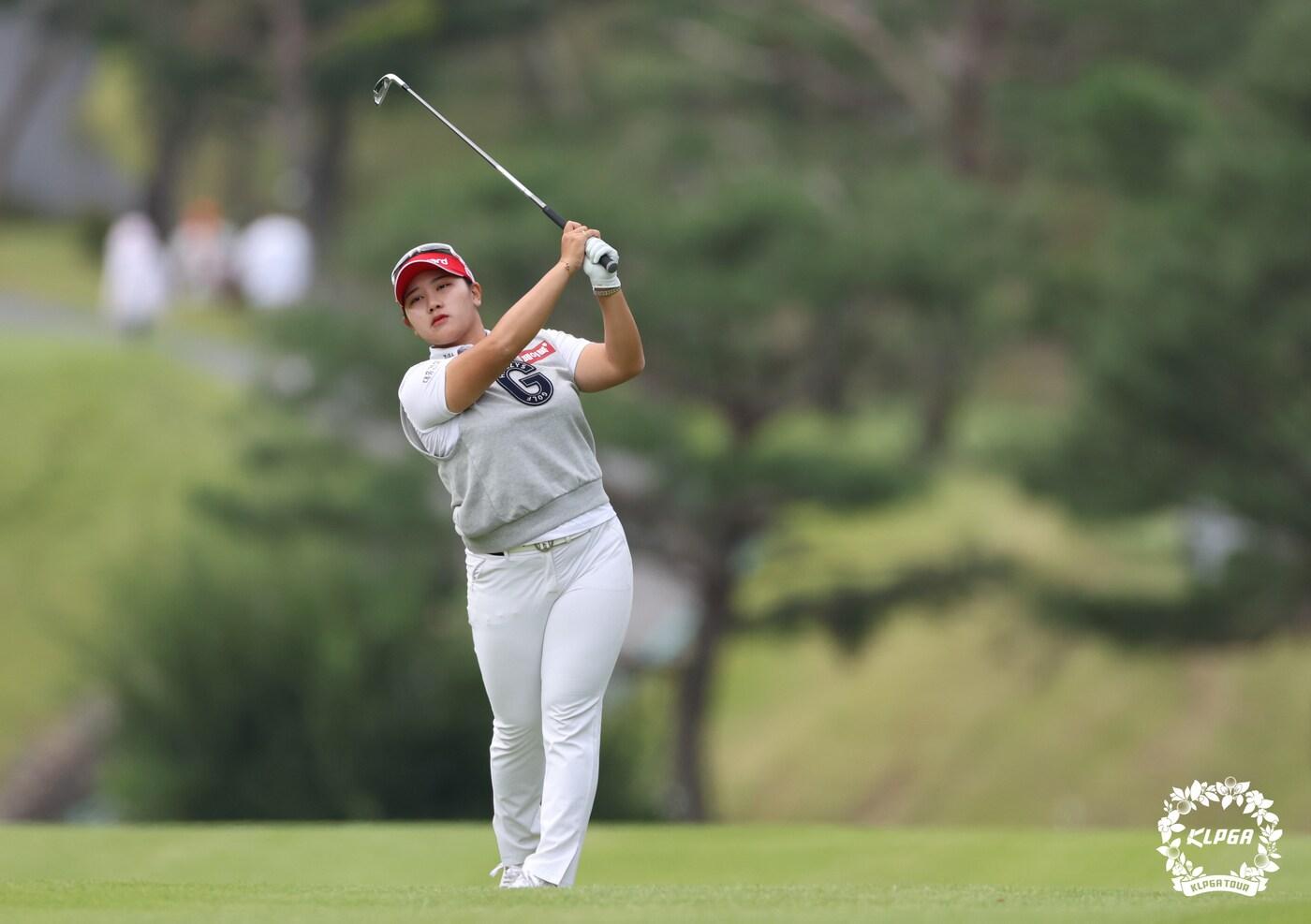 본문 이미지 - 김희지가 25일 충북 청주시 세레니티 컨트리클럽에서 열린 OK금융그룹 박세리 인비테이셔널 FR 1번홀에서 아이언샷을 하고 있다. (KLPGA 제공) 2022.9.25/뉴스1