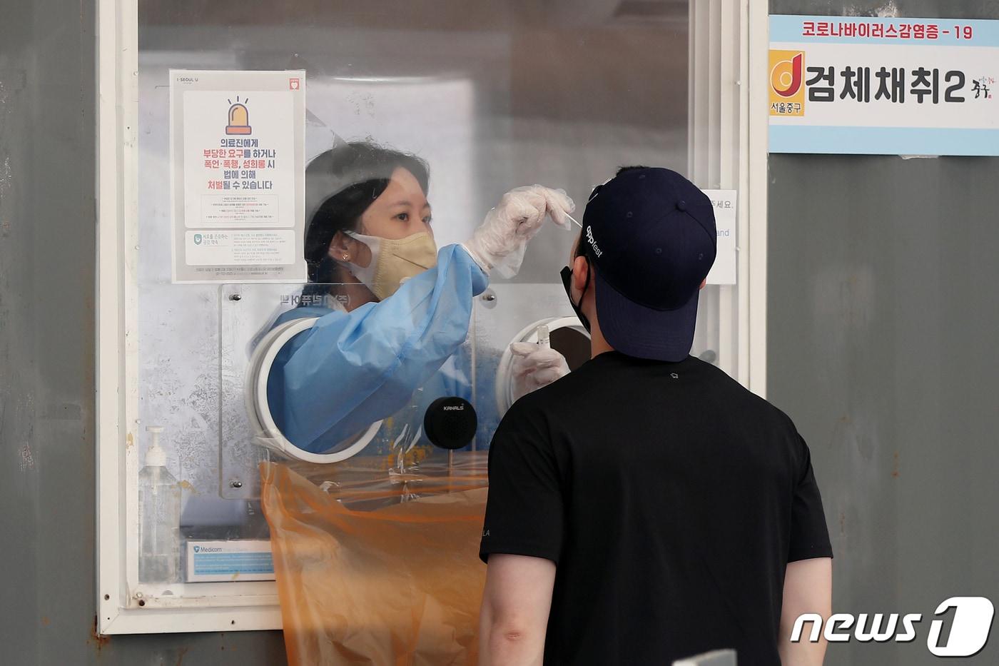 본문 이미지 - 경기도는 지난 16일 하루 3339명의 코로나19 신규 확진자가 발생해 누적 확진자는 675만7182명이 됐다고 17일 밝혔다. 이는 전날(15일) 확진자 6094명보다 2755명, 1주 전(9일) 2633명에 비해선 706명 각각 늘어난 것이다./뉴스1 ⓒ News1 민경석 기자