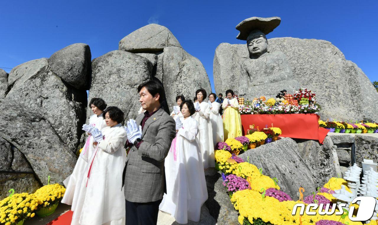 본문 이미지 - 조현일 경산시장이 경산갓바위소원성취축제에서 다례봉행을 하고 있다. 25일까지 이틀간 경산시 와촌면 대한리 갓바위 공영주차장에서 열린 축제에는 가을을 즐기는 관광객과 수능을 50여 일 앞두고 합격을 기원하기 위해 갓바위를 찾은 수험생과 학부모 등 4만여 명이 갓바위 부처를 찾았다. (경산시 제공)2022.9.25/뉴스1