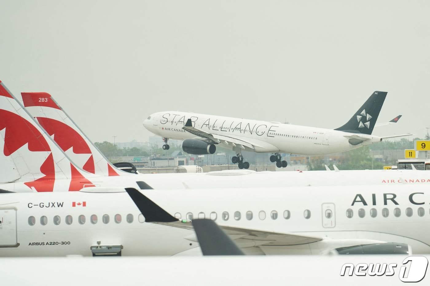 에어캐나다의 여객기가 캐나다 퀘벡주 몬트리올에 있는 피에르 엘리오트 트뤼도 국제공항에서 이륙하고 있다. 2022.05.16 ⓒ AFP=뉴스1 ⓒ News1 정지윤 기자