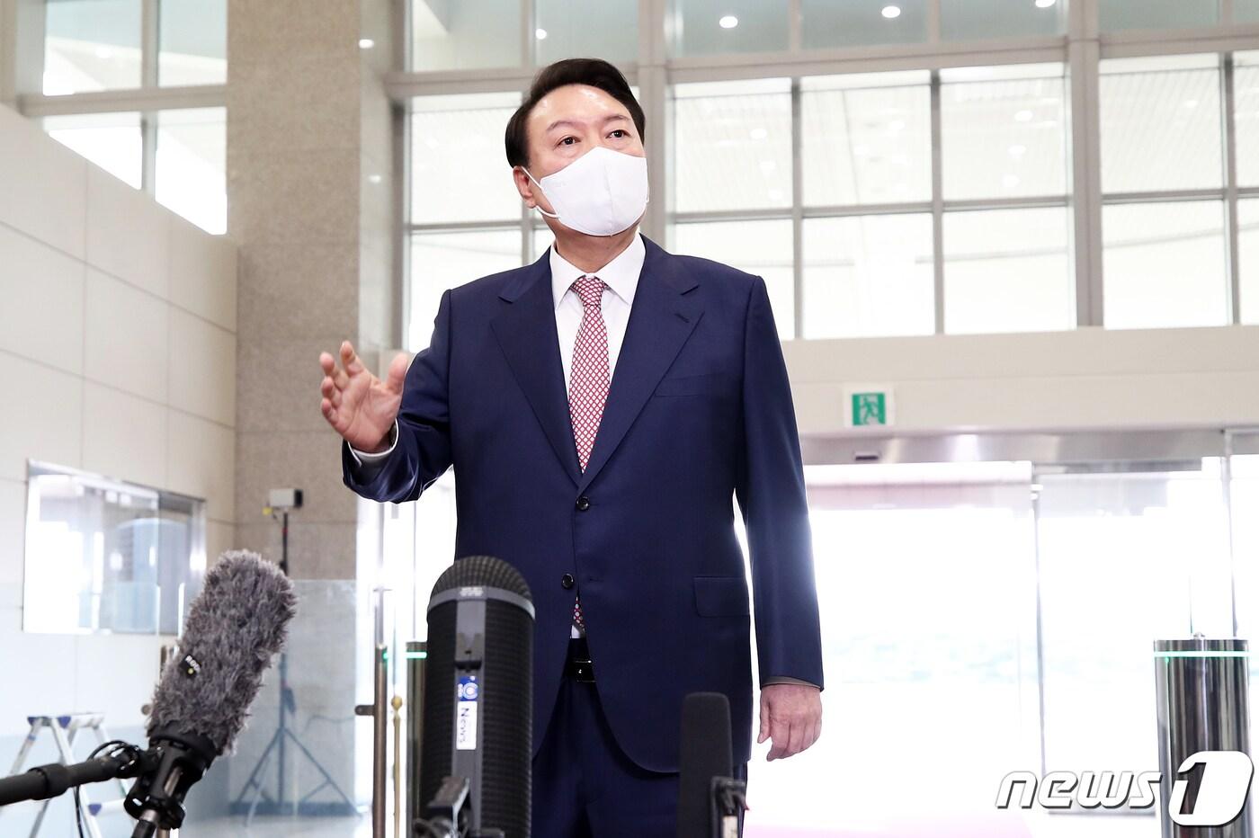 윤석열 대통령이 26일 오전 용산 대통령실 청사에서 가진 출근길 문답(도어스테핑)에서 영국·미국·캐나다 순방 소회를 밝히고 있다. 2022.9.26/뉴스1 ⓒ News1 오대일 기자