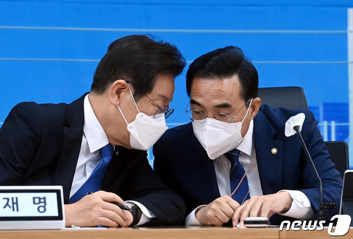 본문 이미지 - 이재명 더불어민주당 대표(왼쪽)와 박홍근 원내대표가 26일 경기 수원 경기도청 재난안전상황실에서 열린 현장 최고위원회의에서 귀엣말을 나누고 있다. 2022.9.26/뉴스1 ⓒ News1 국회사진취재단