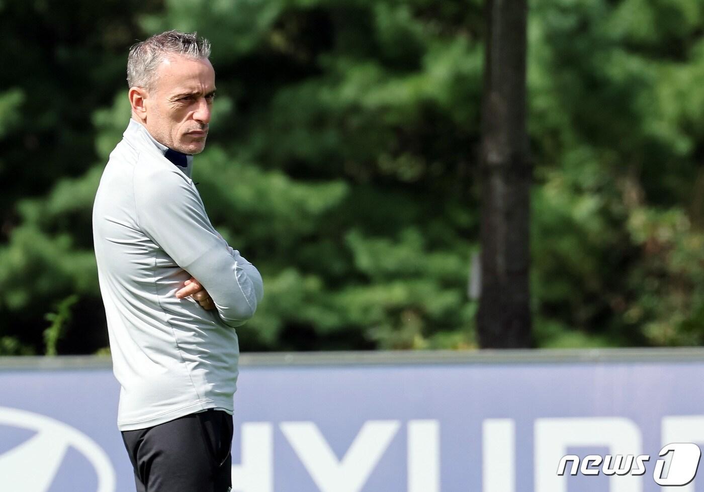 대한민국 축구대표팀 파울루 벤투 감독이 26일 오전 경기 파주 국가대표 트레이닝센터(NFC)에서 진행된 훈련에서 선수들을 지켜보고 있다. 2022.9.26/뉴스1 ⓒ News1 이동해 기자