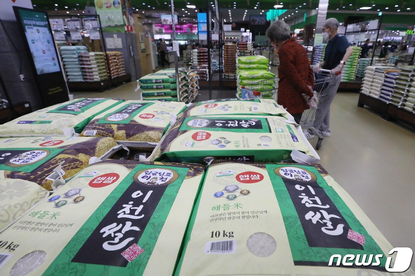 26일 서울 양재구 하나로마트에 쌀이 진열되어 있다. 산지 쌀값이 1977년 관련 통계를 잡기 시작한 이후 가장 큰 폭으로 하락하자 정부는 지난 25일 4차 고위당정협의회에서 10∼12월 수확하는 올해 신곡과 지난해 수확한 구곡을 합쳐 총 45만t(톤)을 매입하기로 했다. 2022.9.26/뉴스1 ⓒ News1 김진환 기자