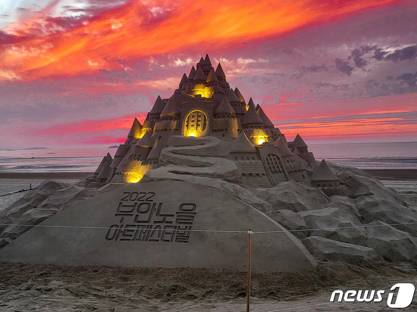본문 이미지 -  전북 부안군은 '부안노을아트페스티벌' 개최를 앞두고 변산해수욕장에 모래조각 작품을 전시해 눈길을 끌고 있다.(부안군 제공)2022.9.26/뉴스1