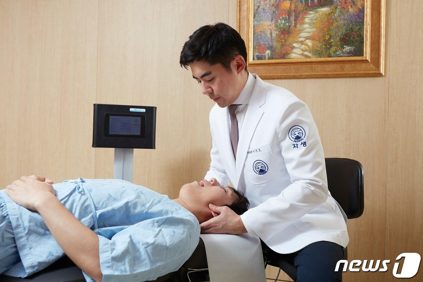 본문 이미지 - 자생한방병원 의료진이 턱관절 장애 환자에게 추나요법을 실시하고 있다. (자생한방병원 제공)