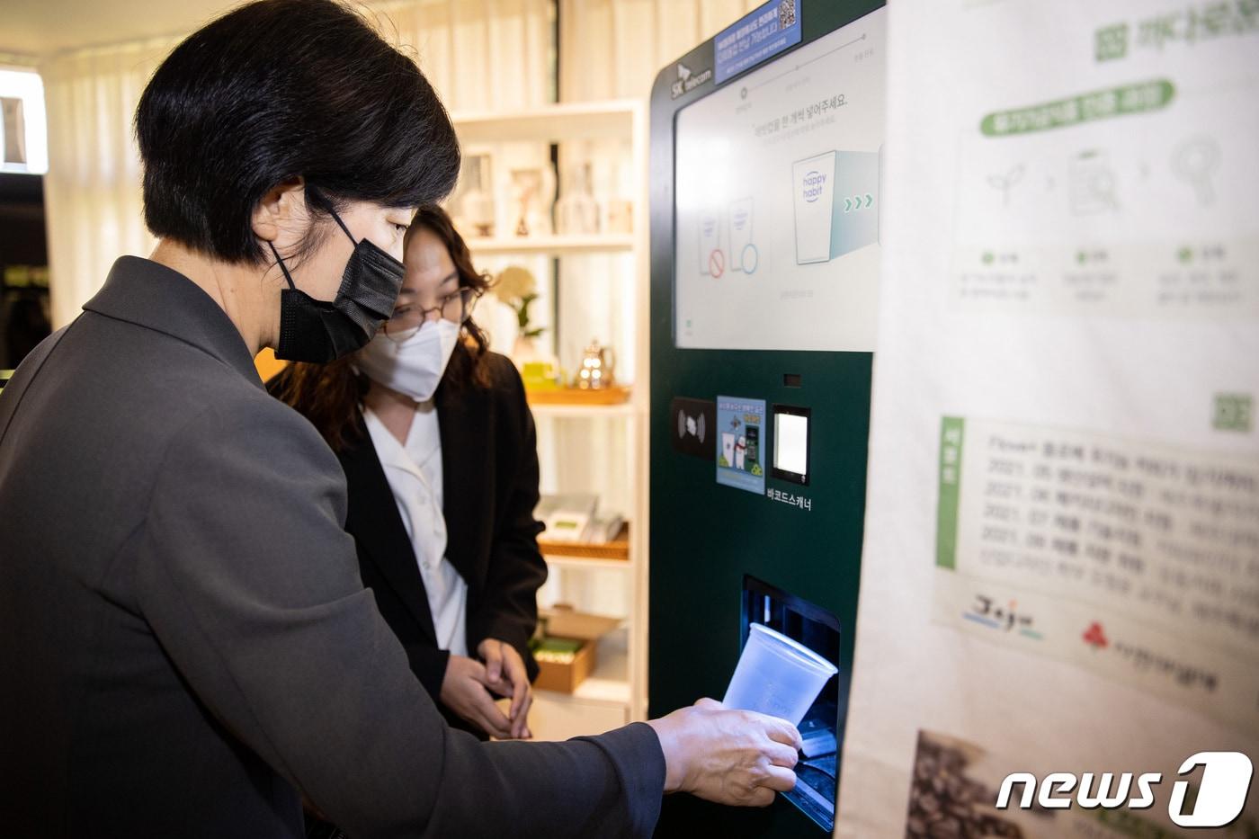 본문 이미지 - 한화진 환경부 장관이 제주시 한 카페를 찾아 다회용 컵으로 음료를 마시고 컵 반납 과정을 체험해 보고 있다. (환경부 제공) 2022.9.26/뉴스1