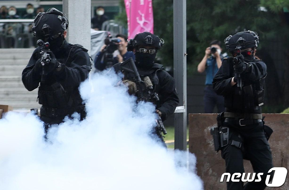 본문 이미지 - 26일 오후 울산 중구 울산종합운동장에서 전국체전 대비 복합테러 대응 관계기관 합동훈련이 진행되고 있다. 2022.9.26/뉴스1 ⓒ News1 윤일지 기자