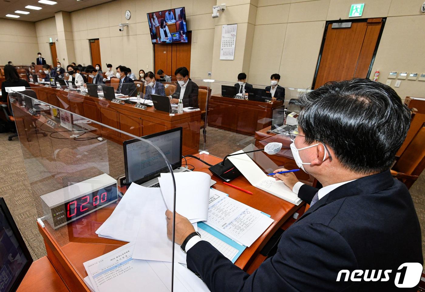 전해철 환경노동위원회 위원장이 26일 서울 여의도 국회에서 열린 환경노동위원회 제2차 전체회의에서 환노위원들과 증인 및 참고인 출석요구 명단을 조율하고 있다. (공동취재) 2022.9.26/뉴스1 ⓒ News1 허경 기자