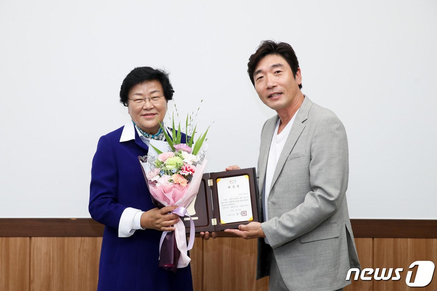 본문 이미지 - 김경희 시장(왼쪽)과 배우 박원상이 ‘제1회 민주화운동기념공원 합동추모문화제’ 홍보대사 위촉식에서 기념촬영을 하고 있다.(이천시 제공)