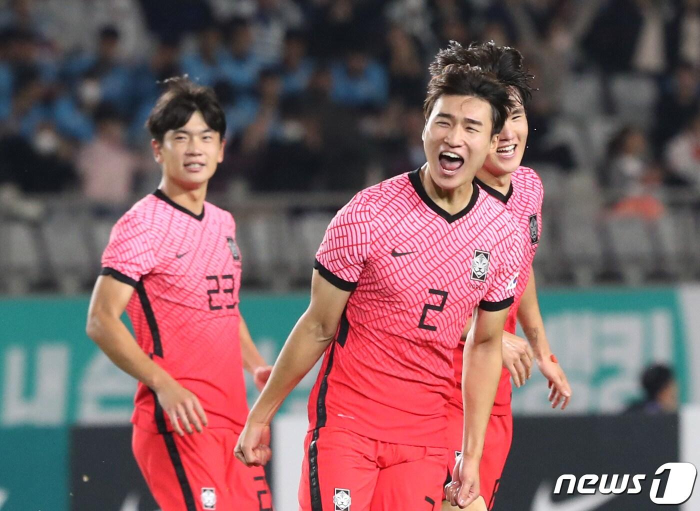 본문 이미지 - 26일 오후 경기 화성시 화성종합경기타운 주경기장에서 열린 올림픽 축구 국가대표팀 친선전 대한민국과 우즈베키스탄의 경기에서 조현택이 동점골을 넣은 후 기뻐하고 있다. 2022.9.26/뉴스1 ⓒ News1 김영운 기자