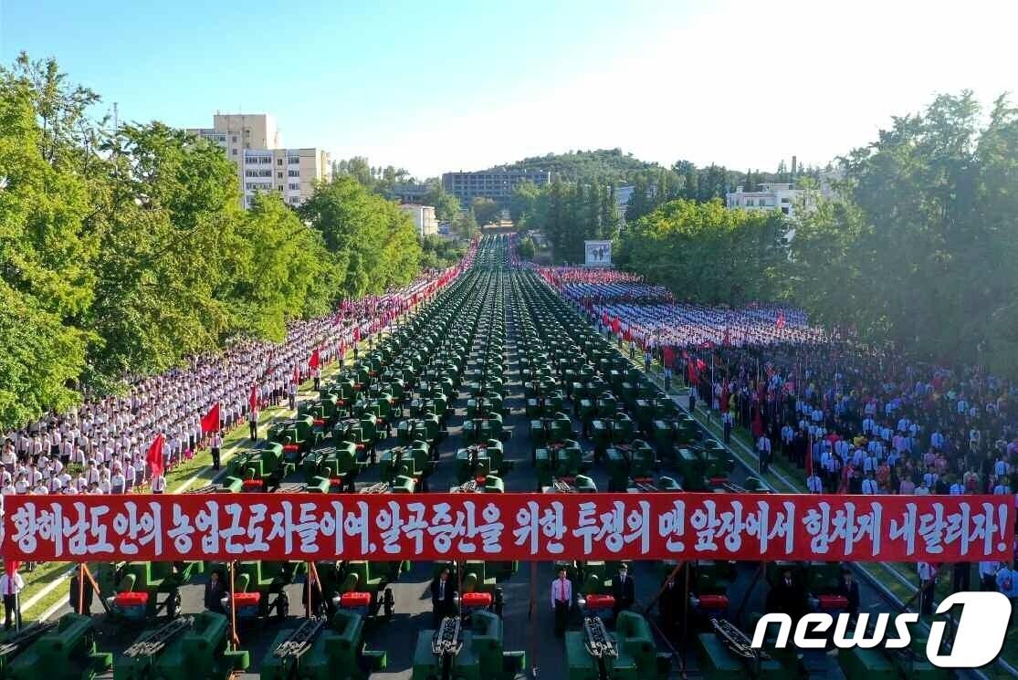 본문 이미지 - (평양 노동신문=뉴스1) = 북한 노동당 기관지 노동신문은 지난달 27일자에서 김정은 총비서가 군수공업부문에서 만든 5500대의 농기계를 황해남도에 보냈다고 전했다.  [국내에서만 사용가능. 재배포 금지. DB 금지. For Use Only in the Republic of Korea. Redistribution Prohibited] rodongphoto@news1.kr