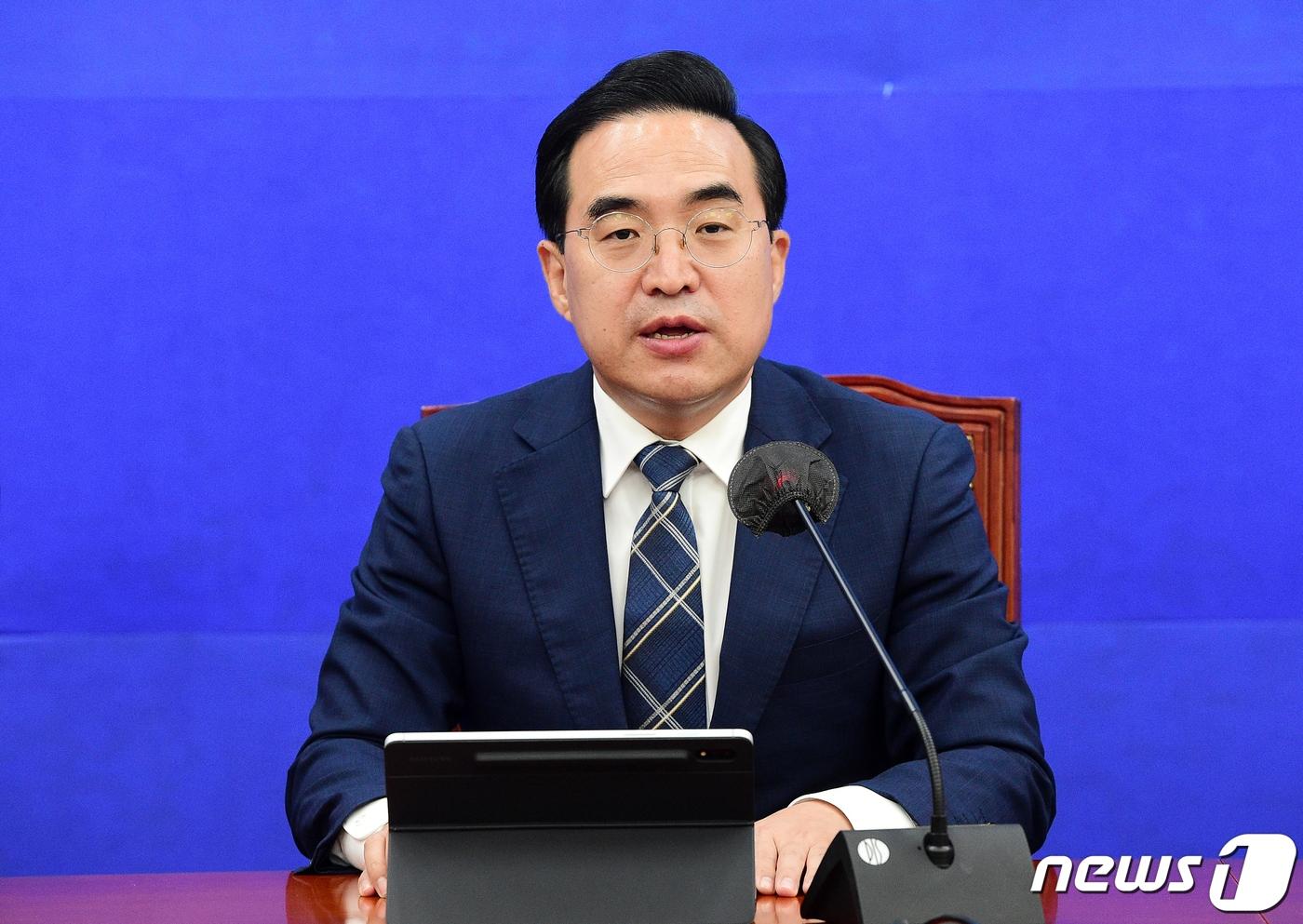 본문 이미지 - 박홍근 더불어민주당 원내대표가 27일 국회에서 열린 원내대책회의에서 모두 발언을 하고 있다. (공동취재) 2022.9.27/뉴스1 ⓒ News1 허경 기자