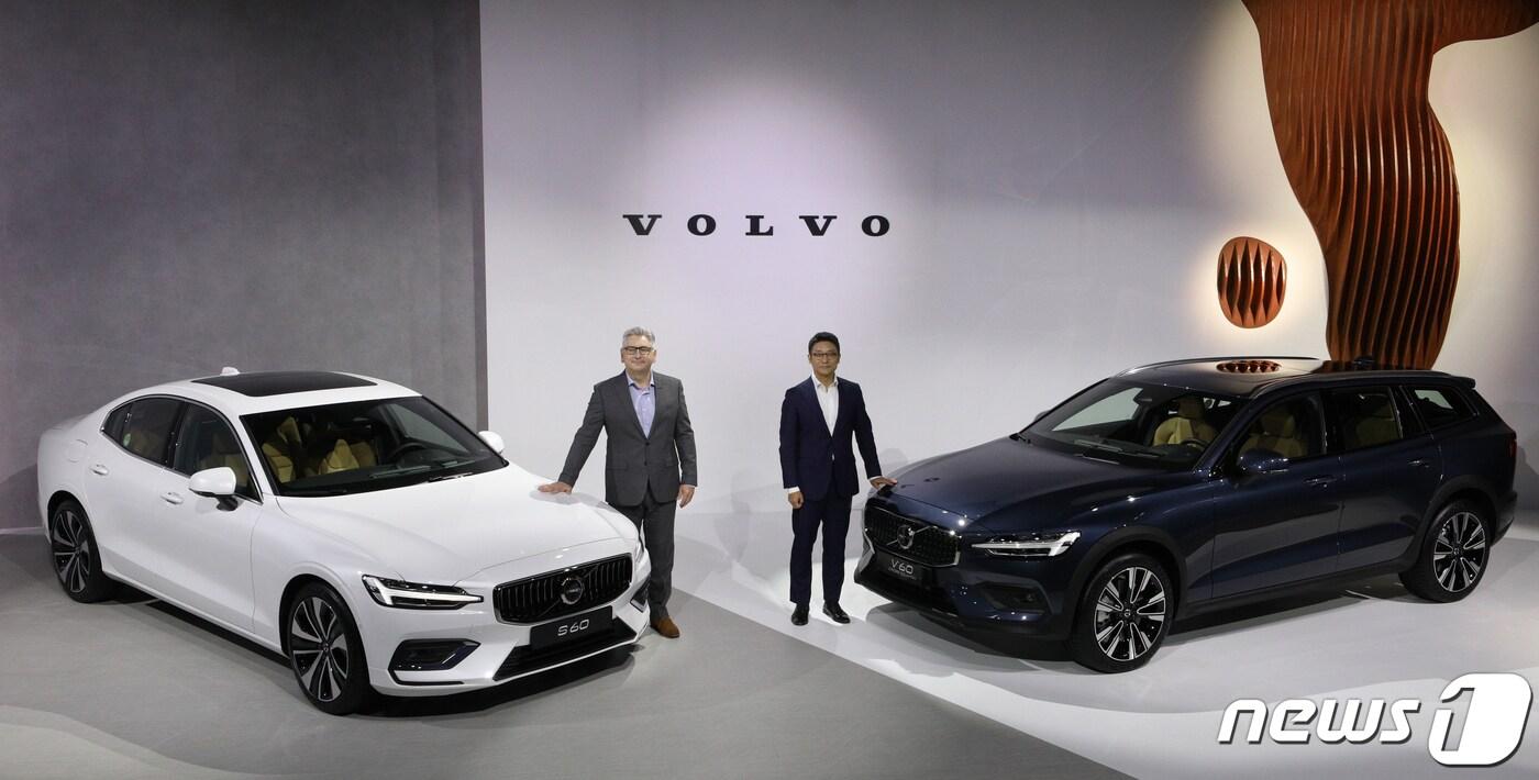 닉 코너(Nick Connor) 볼보자동차 아시아태평양 총괄(왼쪽)과 이윤모 볼보자동차코리아 대표이사가 27일 서울 중구 웨스틴 조선 호텔에서 열린 볼보자동차코리아 신형 S60·V60 크로스컨트리 차량 공개 행사에서 차량을 선보이고 있다. 신형 S60·V60 크로스컨트리는 천연 소재를 활용한 스칸디나비아 인테리어와 능동형 안전기술 ADAS 센서 플랫폼을 갖췄다. 2022.9.27/뉴스1 ⓒ News1 신웅수 기자