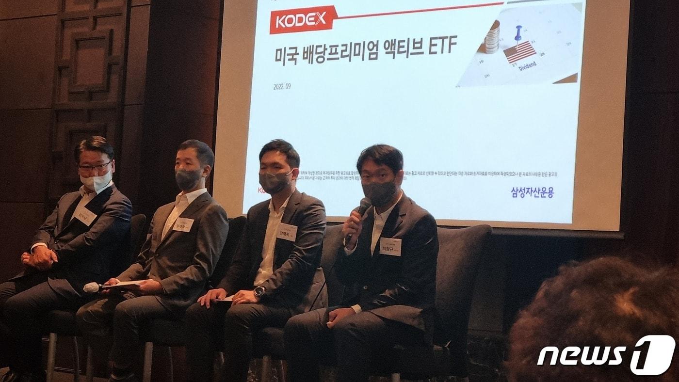 본문 이미지 - 27일 서울 여의도 콘래드 호텔에서 열린 '삼성 KODEX 미국 배당프리미엄 액티브 ETF' 간담회에서 (왼쪽부터) 김두남 ETF 사업부문장, 임태혁 ETF 운용본부장, 정재욱 ETF 운용3팀장, 최창규 ETF 컨설팅 본부장이 질의응답을 하고 있다.