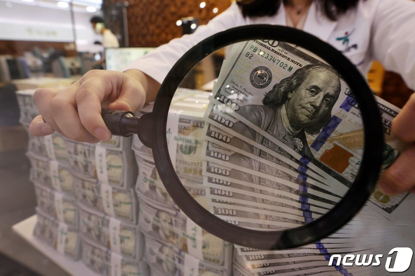 최근 미국 연방준비제도&#40;Fed·연준&#41;의 고강도 긴축 기조와 확대된 경기침체 우려, 러시아-우크라이나 전쟁 장기화 등으로 달러 강세가 이어지고 있다. 27일 달러·원 환율은 하락 출발했지만 1430원을 두고 약보합권에 머물고 있다. 사진은 이날 서울 중구 하나은행 위변조대응센터에서 직원이 달러화를 정리하는 모습. 2022.9.27/뉴스1 ⓒ News1 이동해 기자