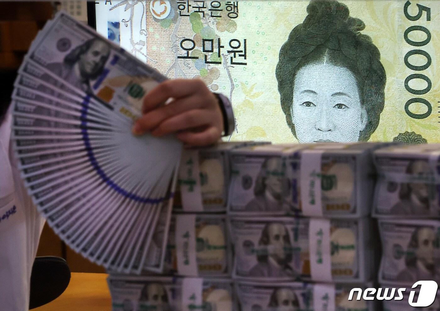 서울 중구 하나은행 위변조대응센터에서 직원이 원화와 달러화를 정리하는 모습. 2022.9.27/뉴스1 ⓒ News1 이동해 기자