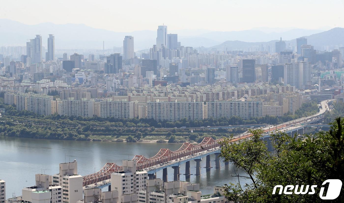 본문 이미지 - 서울 강남구 압구정 한강변 아파트 단지들. 2022.9.27/뉴스1 ⓒ News1 임세영 기자