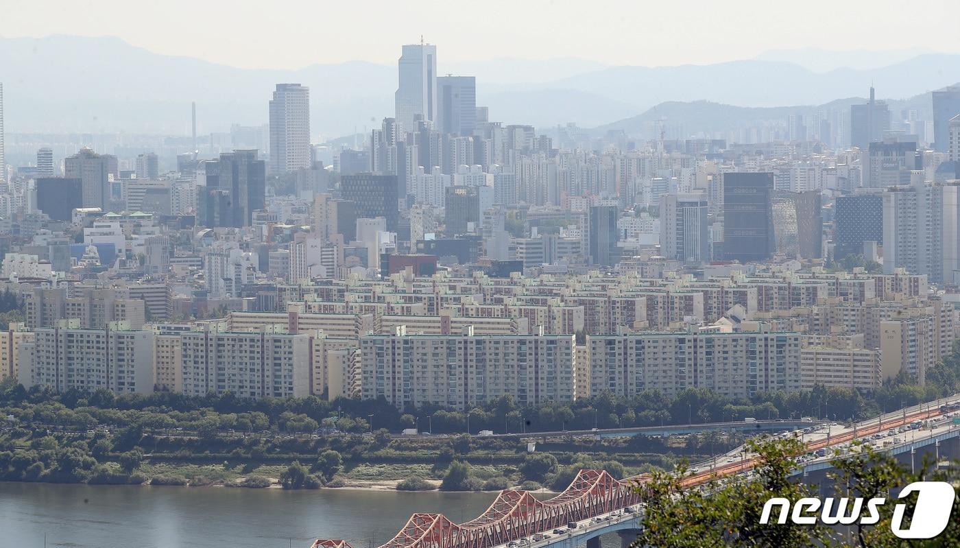본문 이미지 - 부동산 시장이 얼어붙으며 전국 주요 입지에 위치한 '대장주 아파트' 가격이 하락하는 가운데 오히려 한강뷰 아파트는 가격이 상승했다2022.9.27/뉴스1 ⓒ News1 임세영 기자