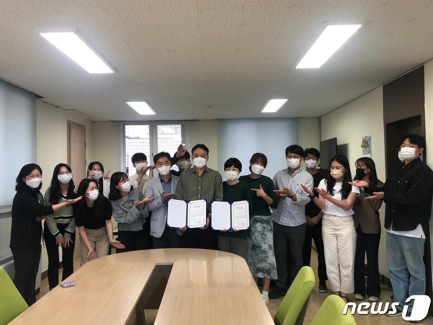 본문 이미지 - 질병관리청의 지자체 일반역학조사관으로 임명된 고양시의 은준석씨(중안 왼쪽), 이은영씨(중앙 오른쪽)가 보건소 관계자들로부터 축하를 받고 있다. (고양시청 제공)