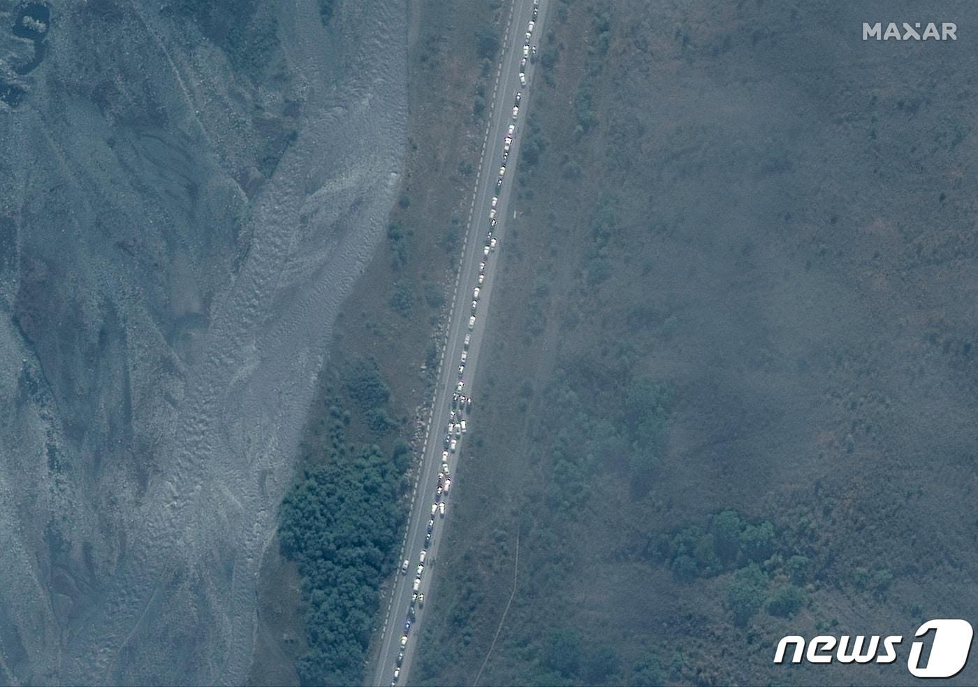 위성 서비스 기업 맥사 테크놀로지가 25일(현지시간) 공개한 러시아에서 조지아 국경으로 향하는 차량 행렬의 위성 사진. 22.09.25 ⓒ 로이터=뉴스1 ⓒ News1 김예슬 기자