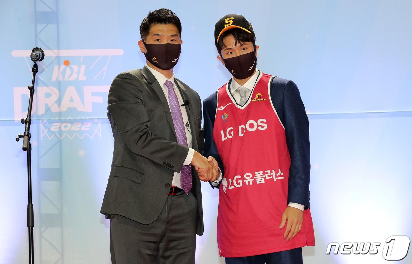 본문 이미지 - 27일 서울 송파구 잠실학생체육관에서 열린 2022 KBL 국내신인선수 드래프트에서 창원 LG세이커스 조상현 감독이 1라운드 1순위로 지명된 양준석(연세대) 선수와 기념촬영을 하고 있다. 2022.9.27/뉴스1 ⓒ News1 박세연 기자