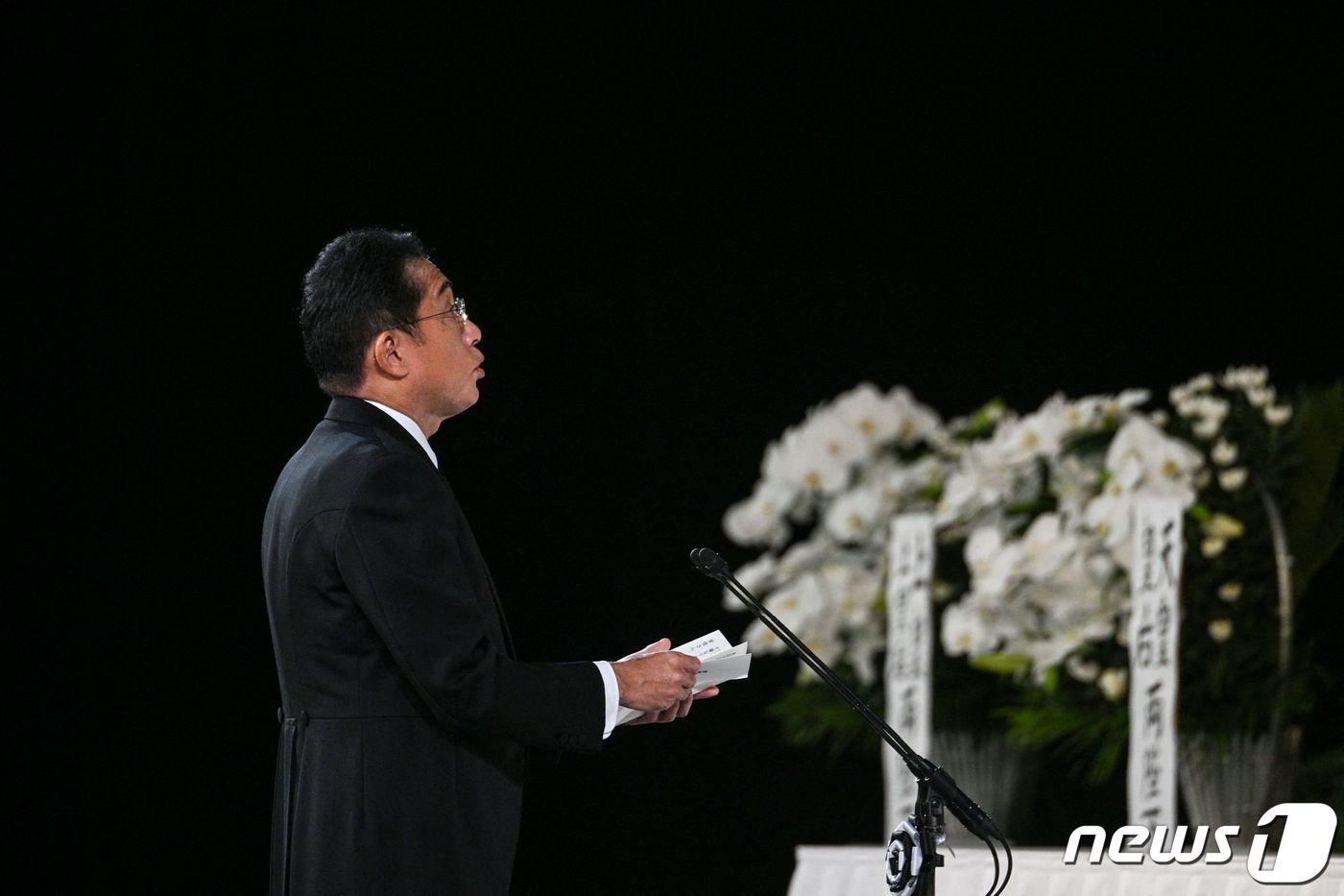 본문 이미지 - 기시다 후미오 일본 총리가 27일 일본 도쿄 지요다구 부도칸에서 엄수된 아베 신조 전 총리의 장례식에서 정부를 대표해 추도사를 낭독하고 있다. ⓒ AFP=뉴스1 ⓒ News1 강민경 기자