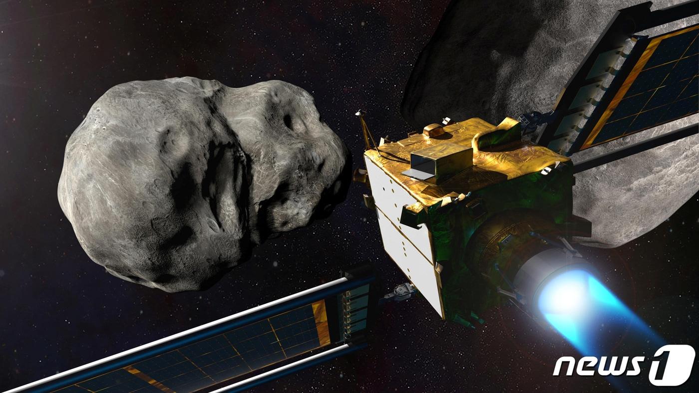 나사(미 항공우주국)가 소행성 충돌 실험을 위해 설계한 우주선 '다트'가 소행성 디디모스 쌍성계로 향하는 모습 일러스트레이션. ⓒ 로이터=뉴스1 ⓒ News1 최서윤 기자