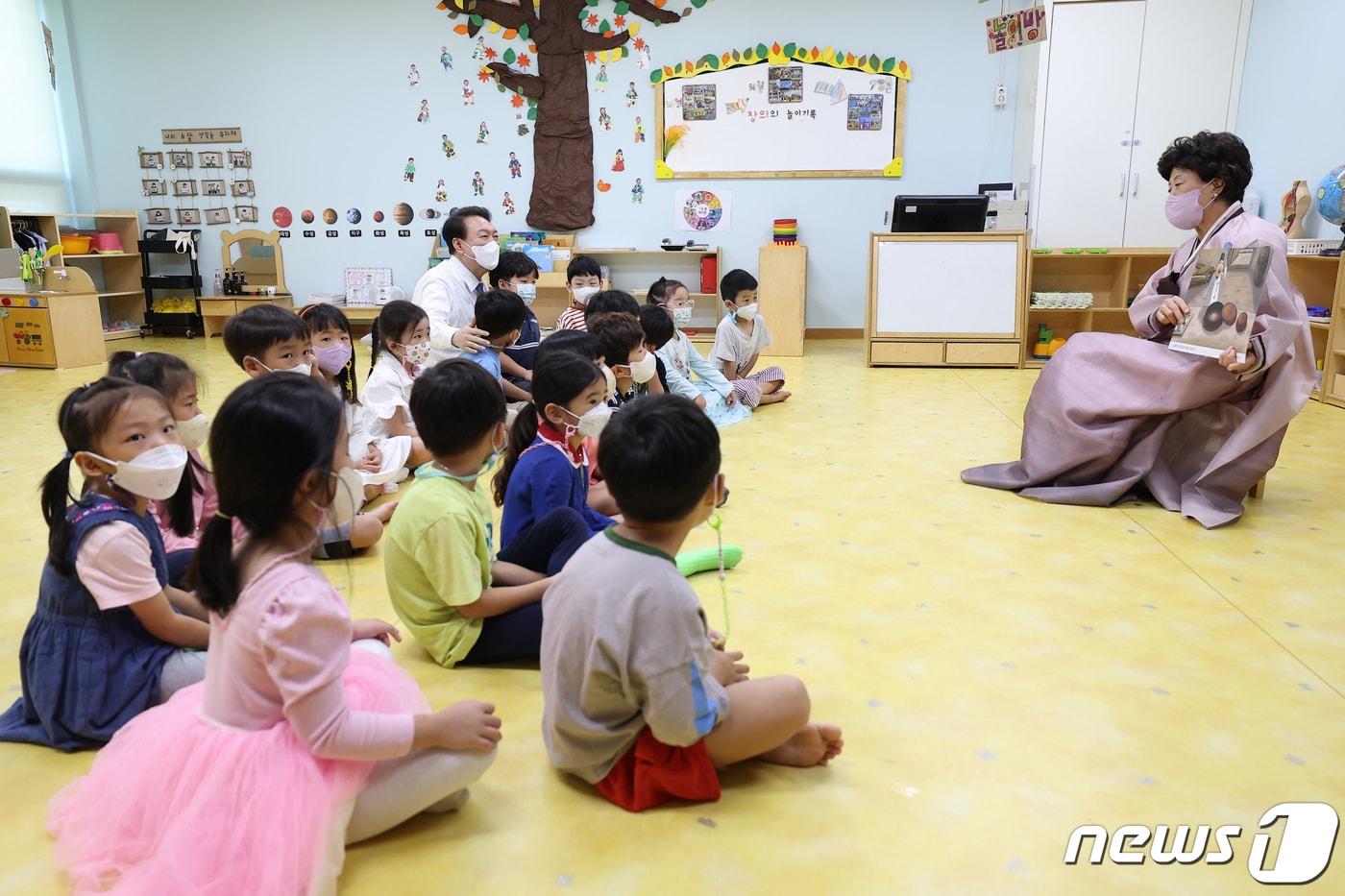 윤석열 대통령이 27일 세종시 아이누리 어린이집을 찾아 보육 프로그램인 이야기 할머니 수업을 참관하고 있다. (대통령실 제공) 2022.9.27/뉴스1 ⓒ News1 안은나 기자
