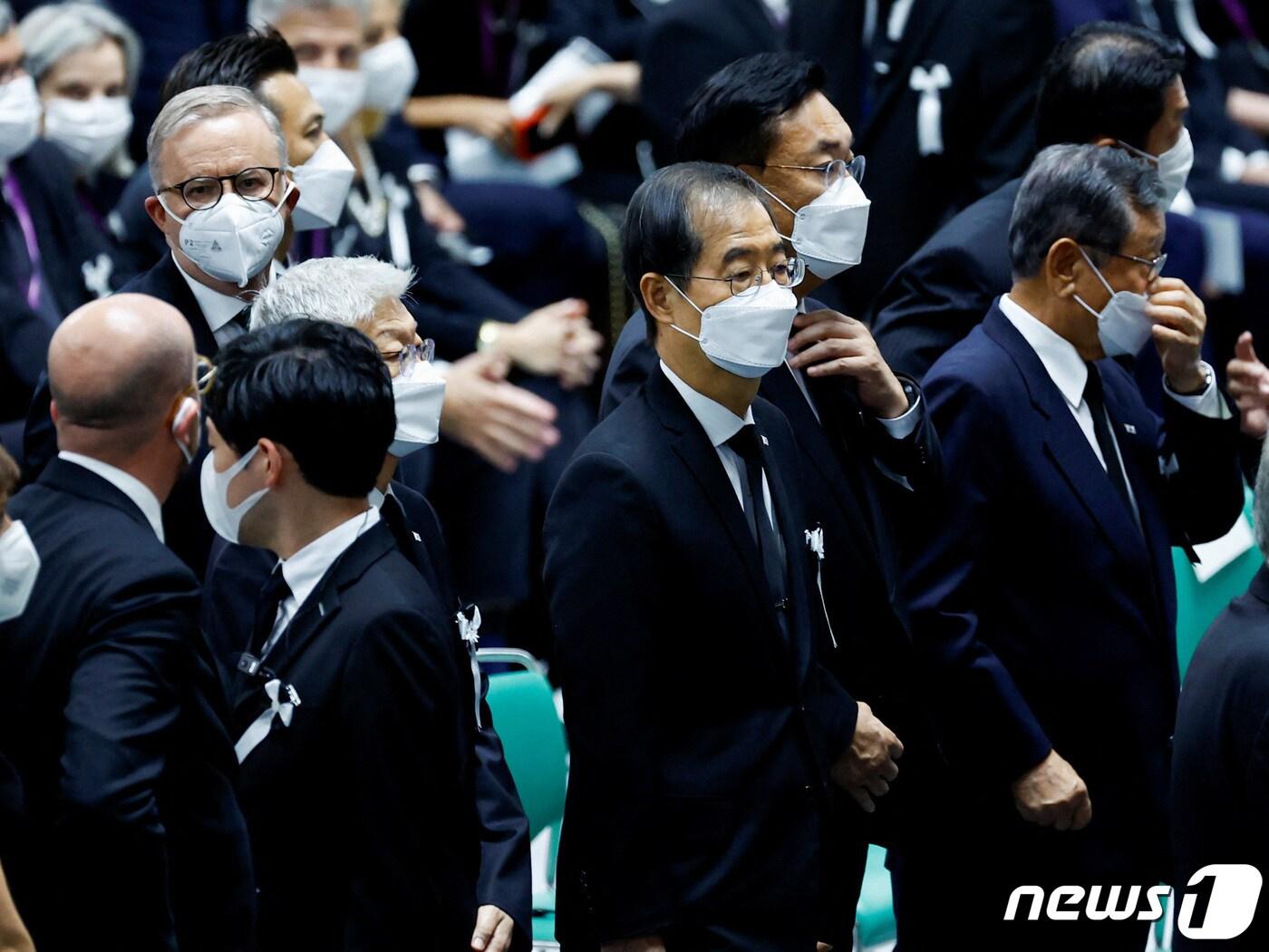 본문 이미지 - 27일 일본 도쿄의 부도칸에서 열린 아베 신조 전 총리 장례식에 한덕수 국무총리가 참석했다. 이날 장례식은 일본에서 50여년 만에 치러진 국장으로 카멀라 해리스 미국 부통령을 비롯해 200여개 국에서 파견된 전 현직 인사들이 자리를 지켰다. ⓒ 로이터=뉴스1 ⓒ News1 김성식 기자