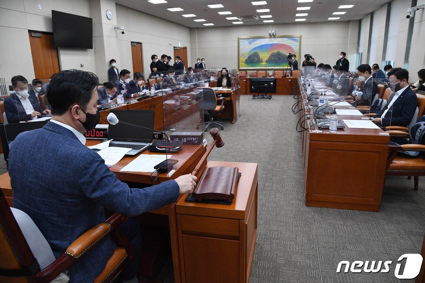 본문 이미지 - 27일 국회에서 열린 정무위원회 전체회의를 김종민 더불어민주당 간사가 주재하고 있다. (공동취재) 2022.9.27/뉴스1 ⓒ News1 허경 기자