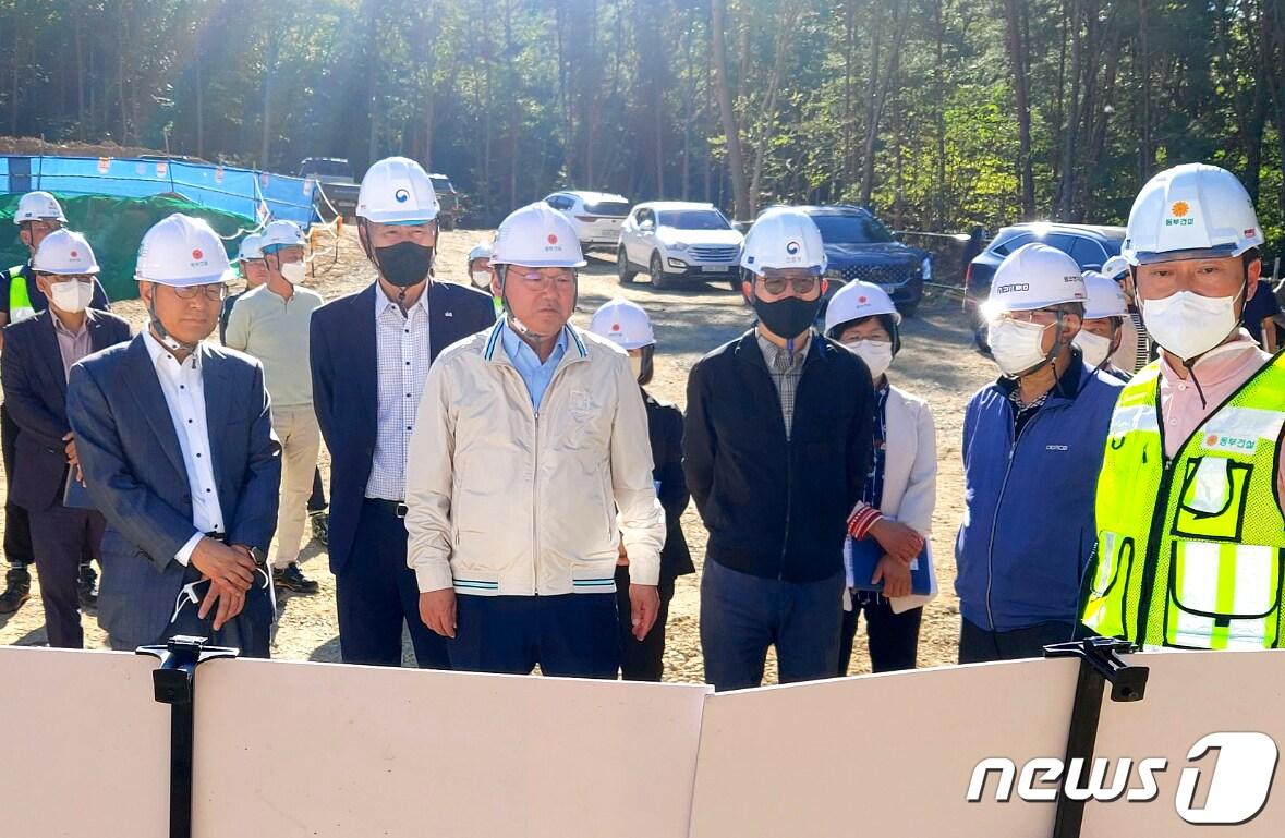 본문 이미지 - 27일 김종훈 전북도 정무부지사가 진안군 백운면 ‘국립 지덕권산림치유원 조성사업’ 현장을 방문해 사업 추진 상황을 점검했다.(전북도 제공)2022.9.27/뉴스1