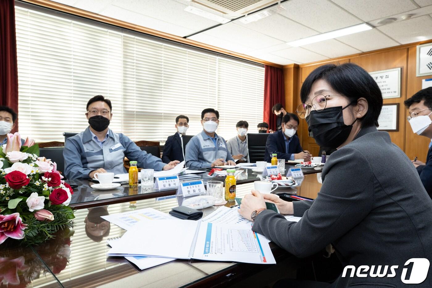 본문 이미지 - 한화진 환경부장관이 지난 9월27일 오후 충북 단양군 소재 한일시멘트 사업장을 방문하여 질소산화물 배출 및 저감대책 추진 현황을 점검하고, 시멘트업종의 환경통합허가 도입 등 업계 현안에 대해 의견을 교환하고 있다. (환경부 제공) 2022.9.27/뉴스1 ⓒ News1 김진환 기자